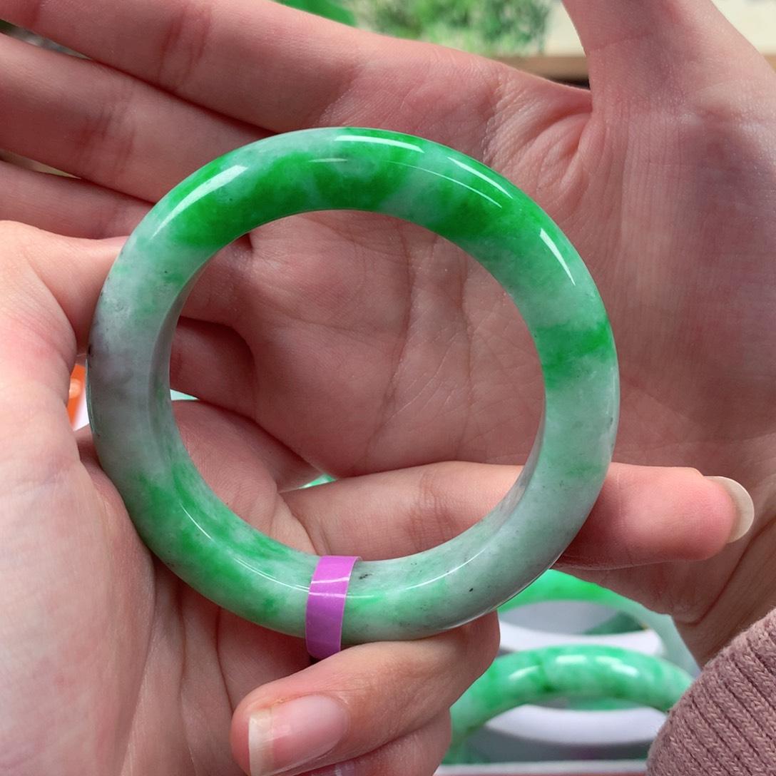 翡翠手镯未镶嵌自**明翡翠