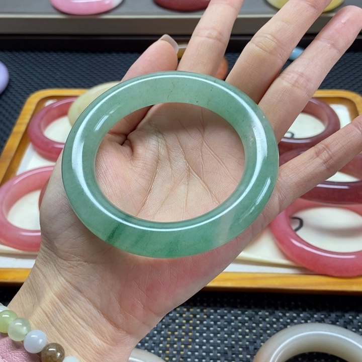 未镶嵌手镯石英岩玉