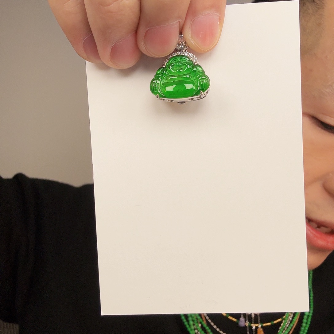 翡翠未镶嵌颈饰一件