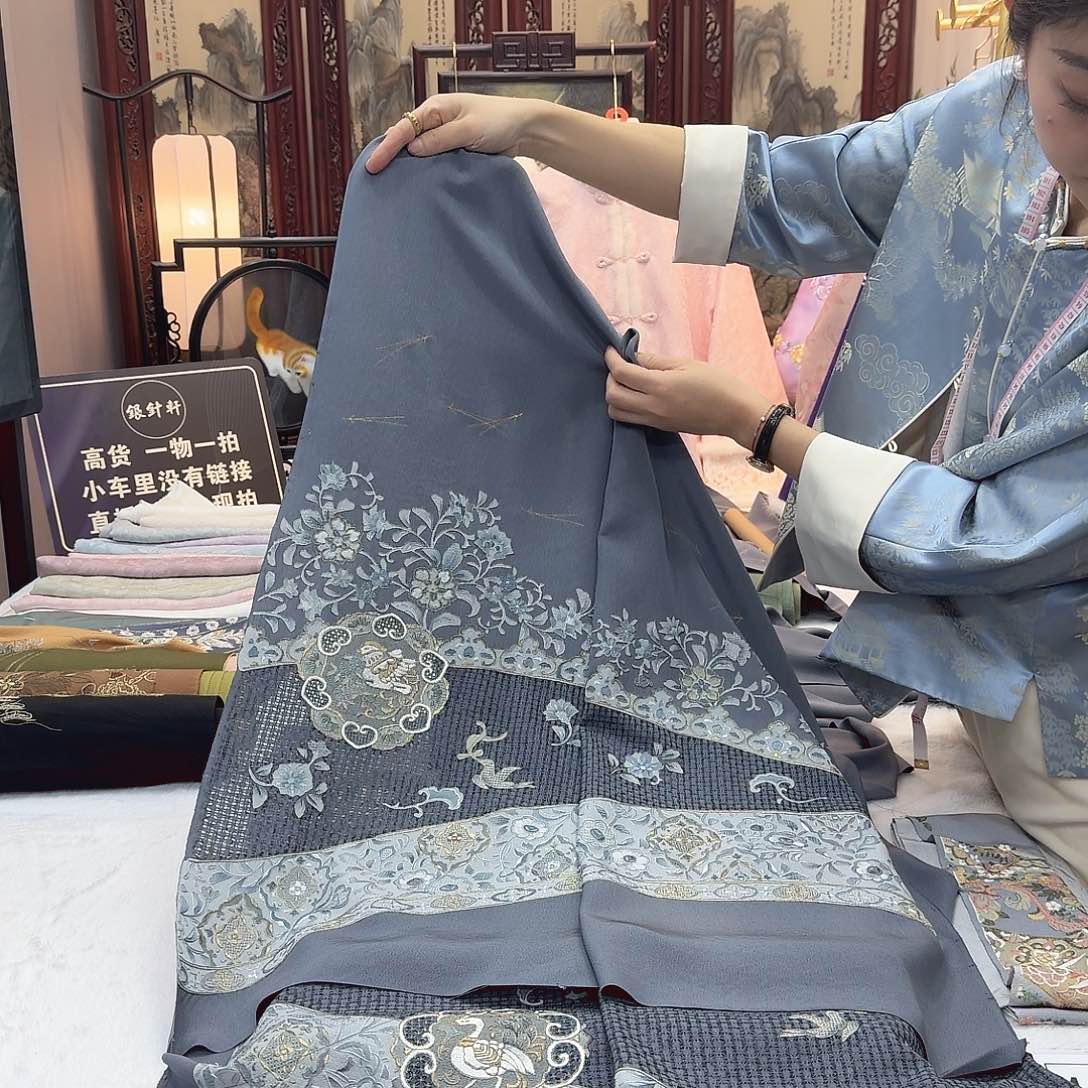 玲***子非遗传承人的精神风貌和