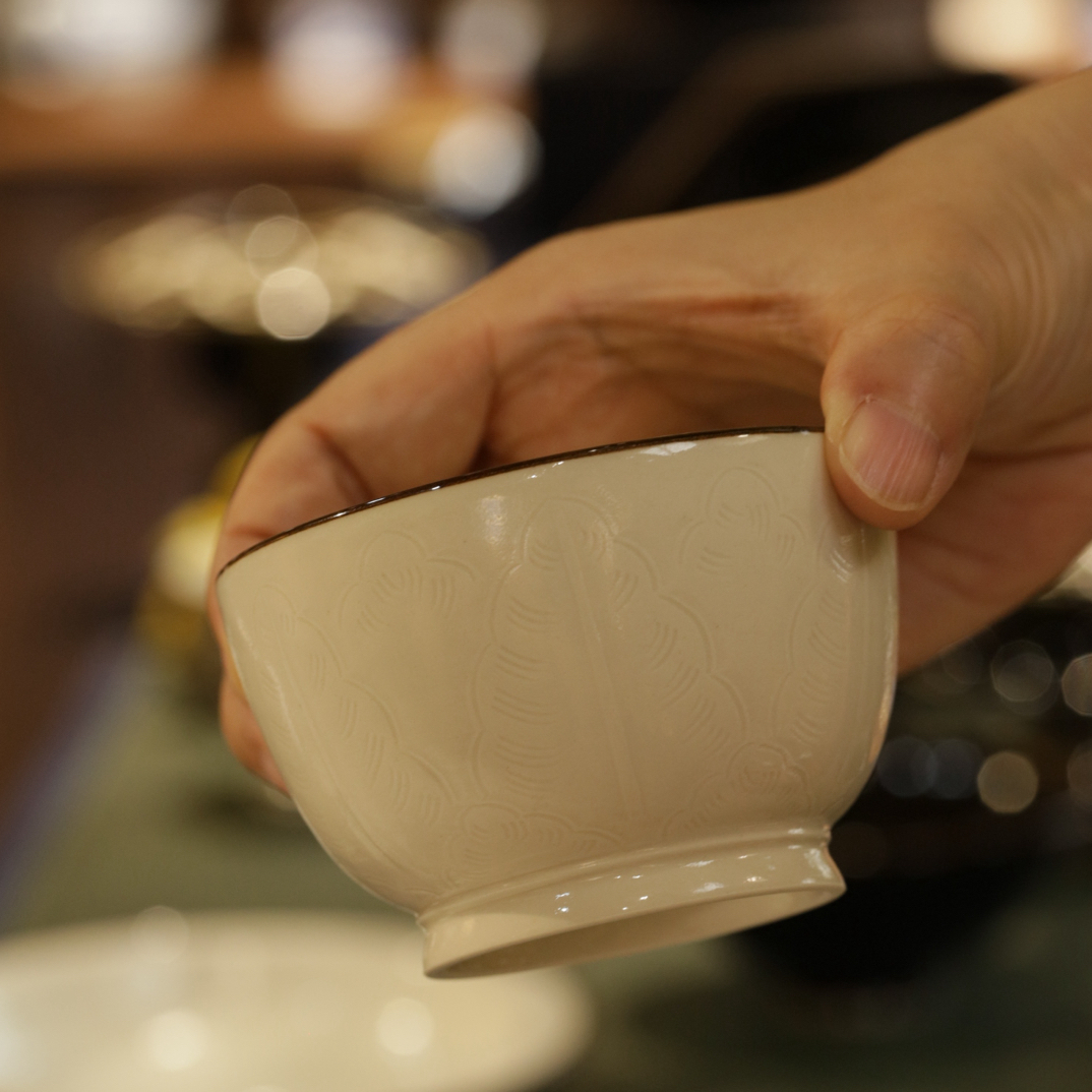 豆勇手作白釉划花蕉叶纹直口杯