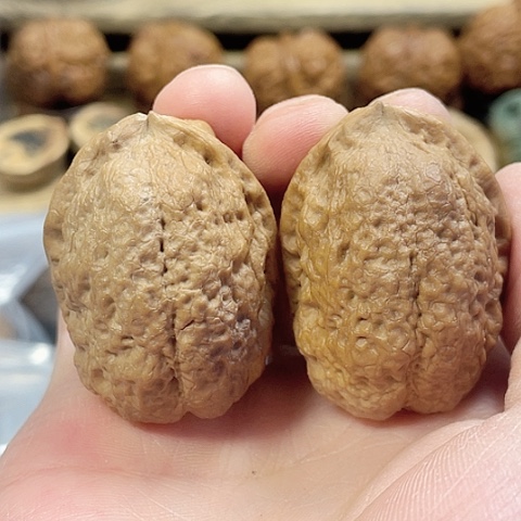 文玩核桃把件镇妖塔带彩磕尖38