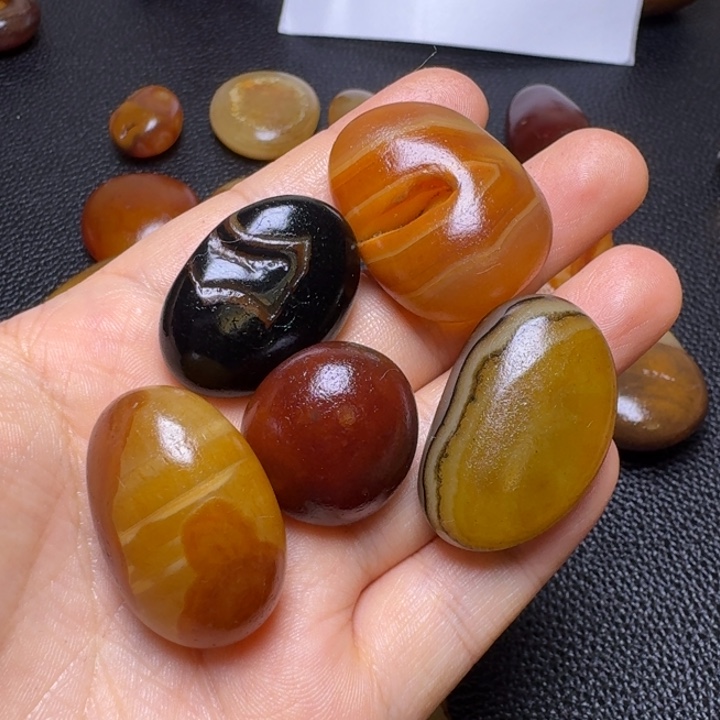 可***可瓷片马达加斯加奇石手把件浮雕