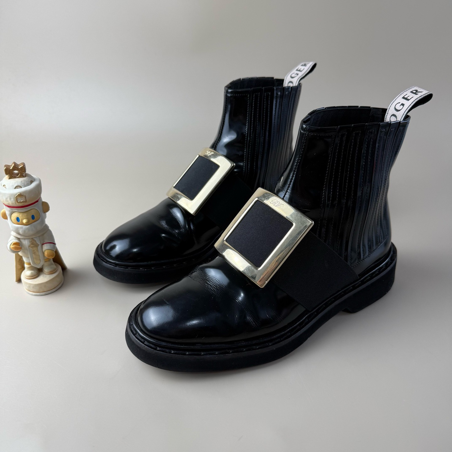 95新 Roger Vivier/罗杰·维威耶 黑金方扣短靴 35.5码 YLP3916