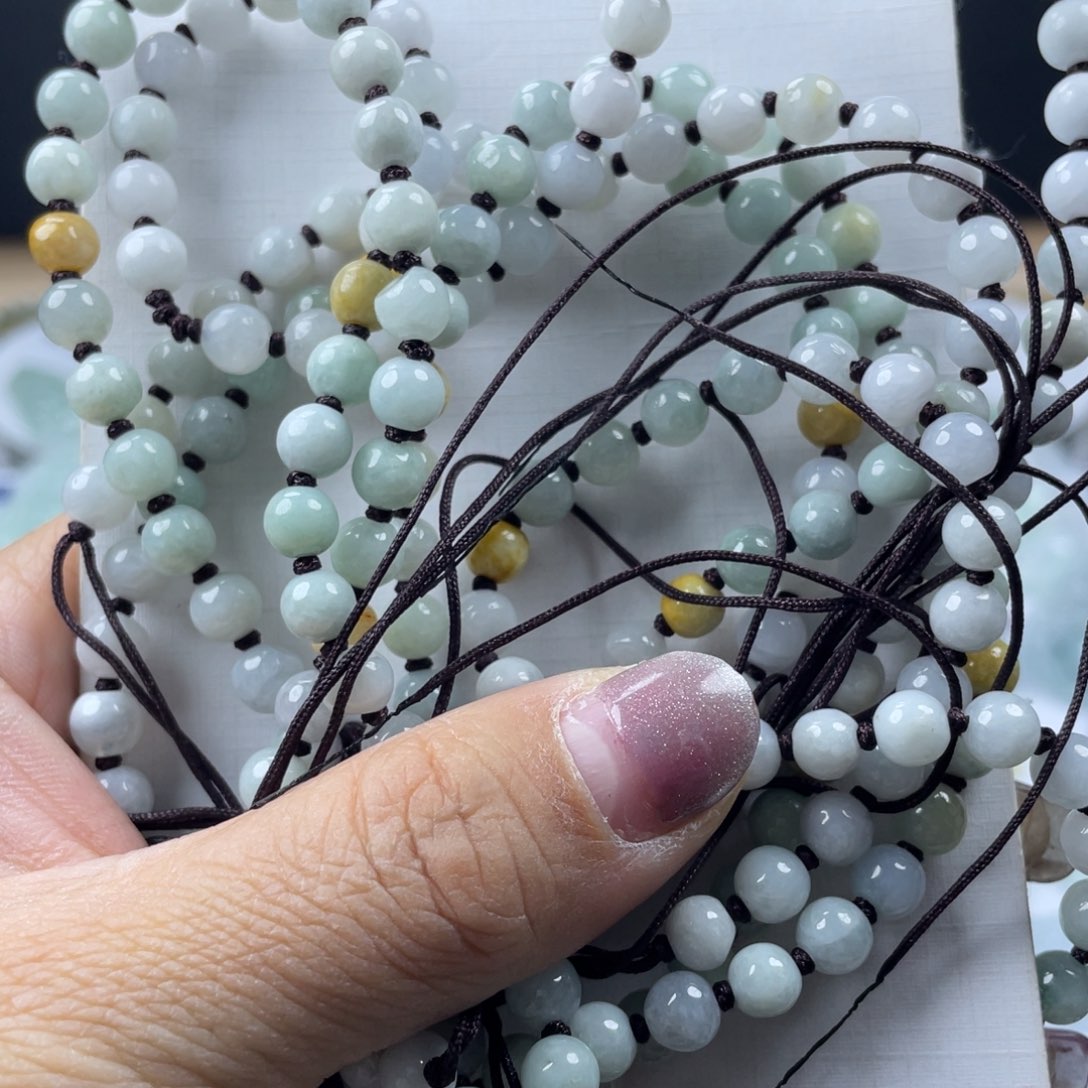 独***二翡翠未镶嵌项圈休息