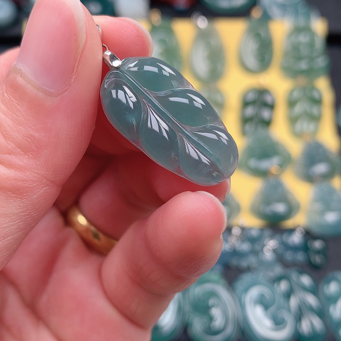 翡翠吊坠(赠链)未镶嵌吊坠