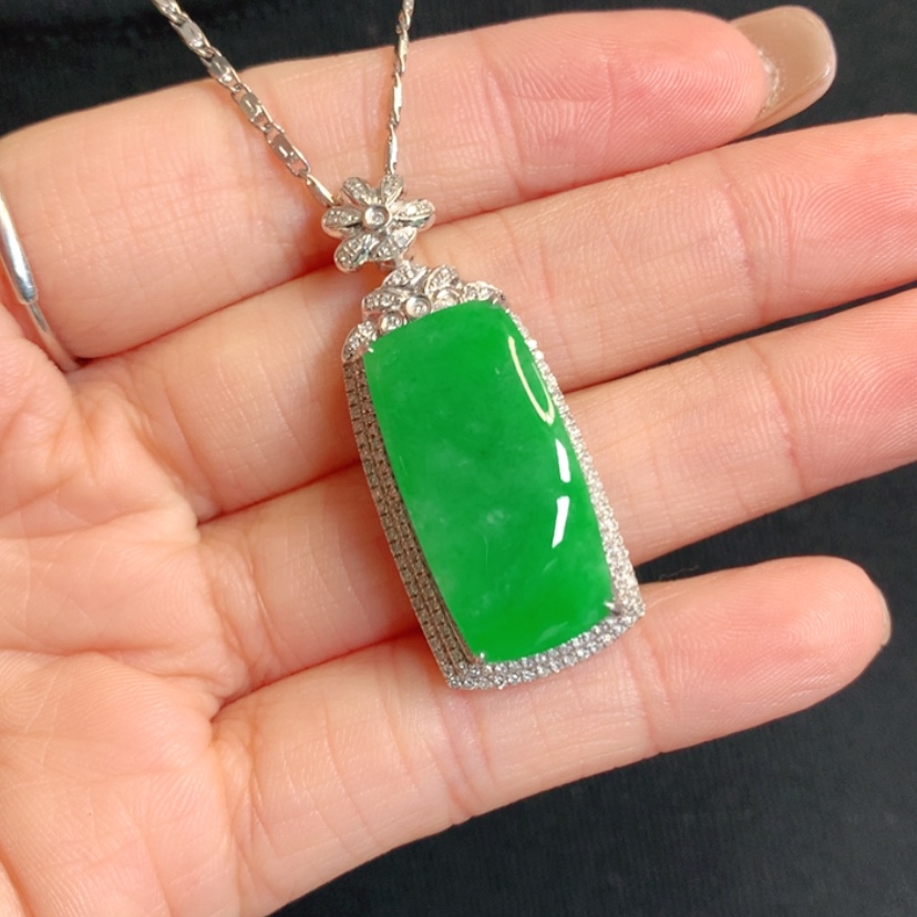 【闪购商品】颈饰18K金镶嵌翡翠马鞍