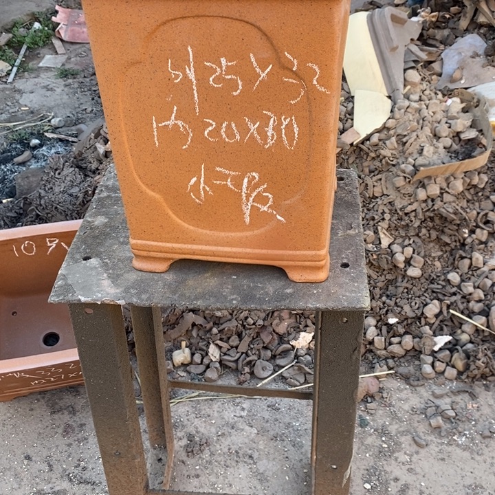 紫砂花盆只顾在床底下
