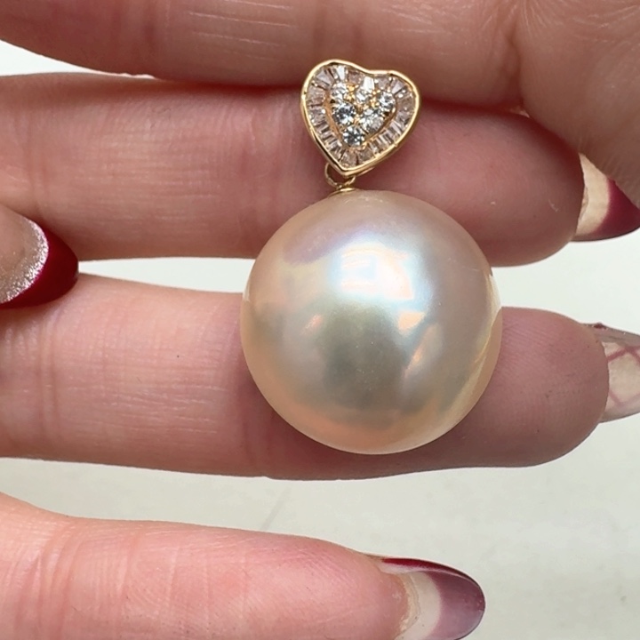 拼合珍珠（马贝珠）颈饰18K金镶嵌