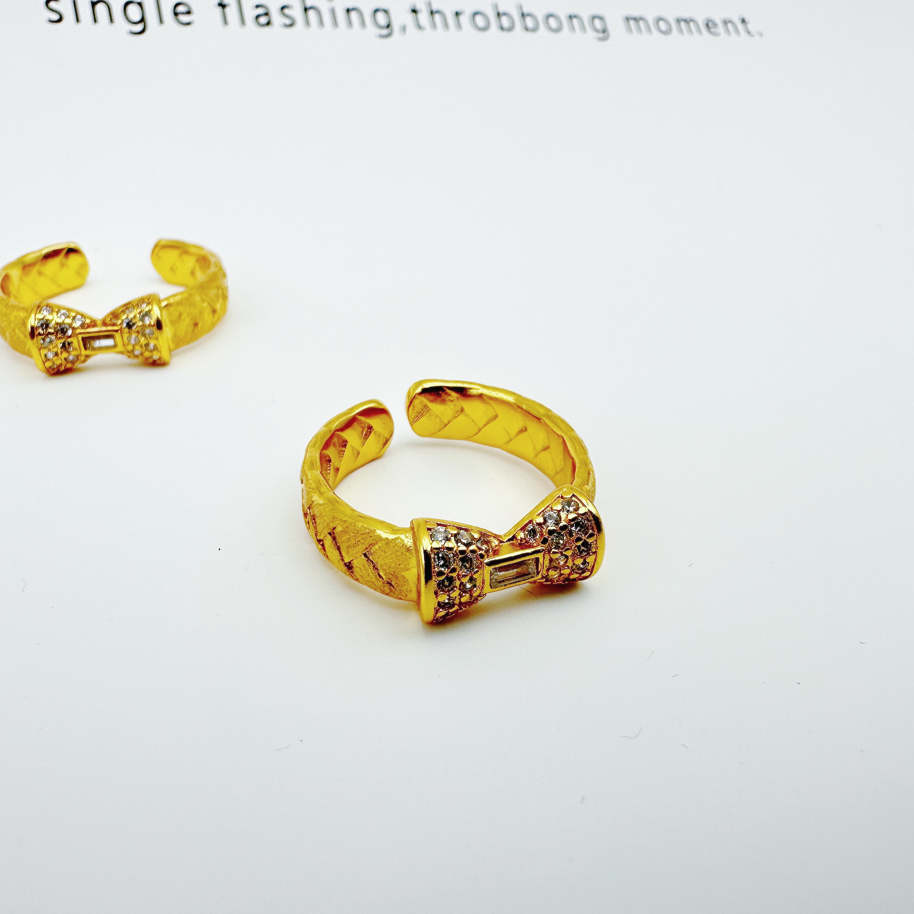 铜合金合成锆石戒指 R2-2372 新中式优雅蝴蝶结设计金色拉丝编织