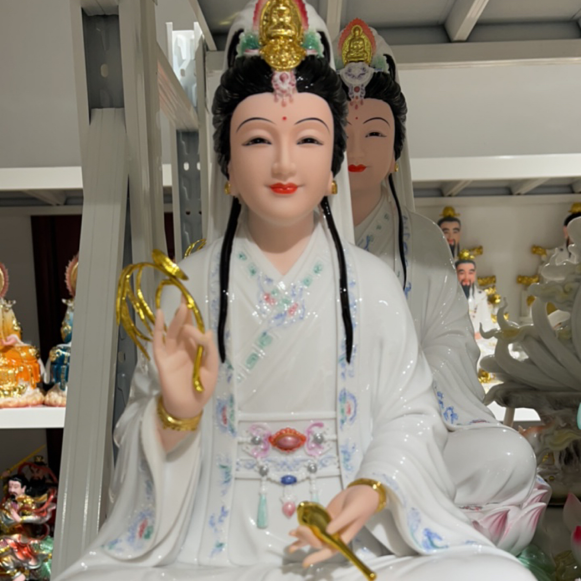 家用桌面供奉神像