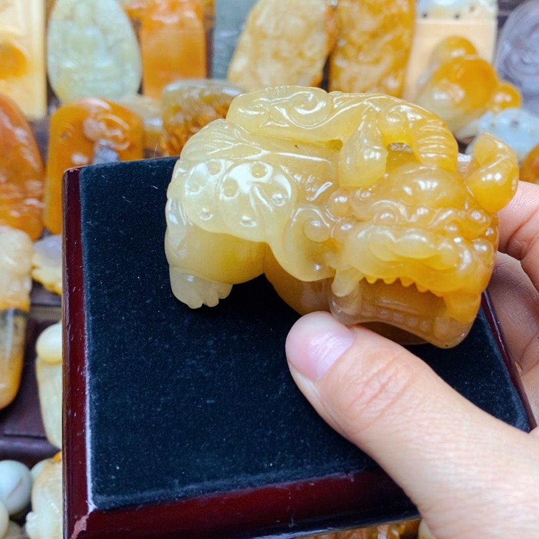 石英质玉（黄龙玉）未镶嵌颈饰