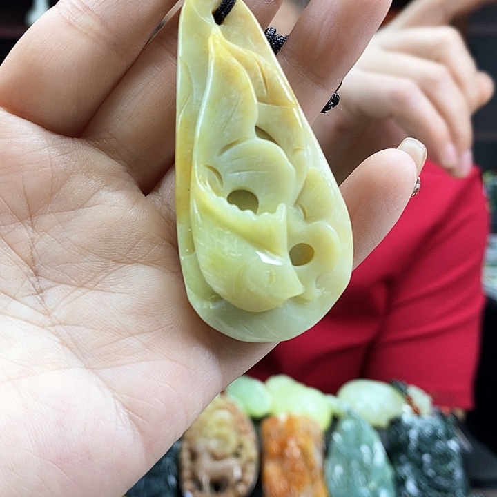 蛇纹石玉吊坠未镶嵌