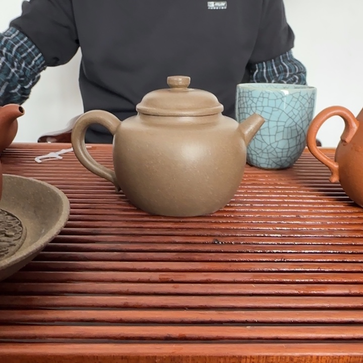 紫砂茶壶密密麻麻地铺满我