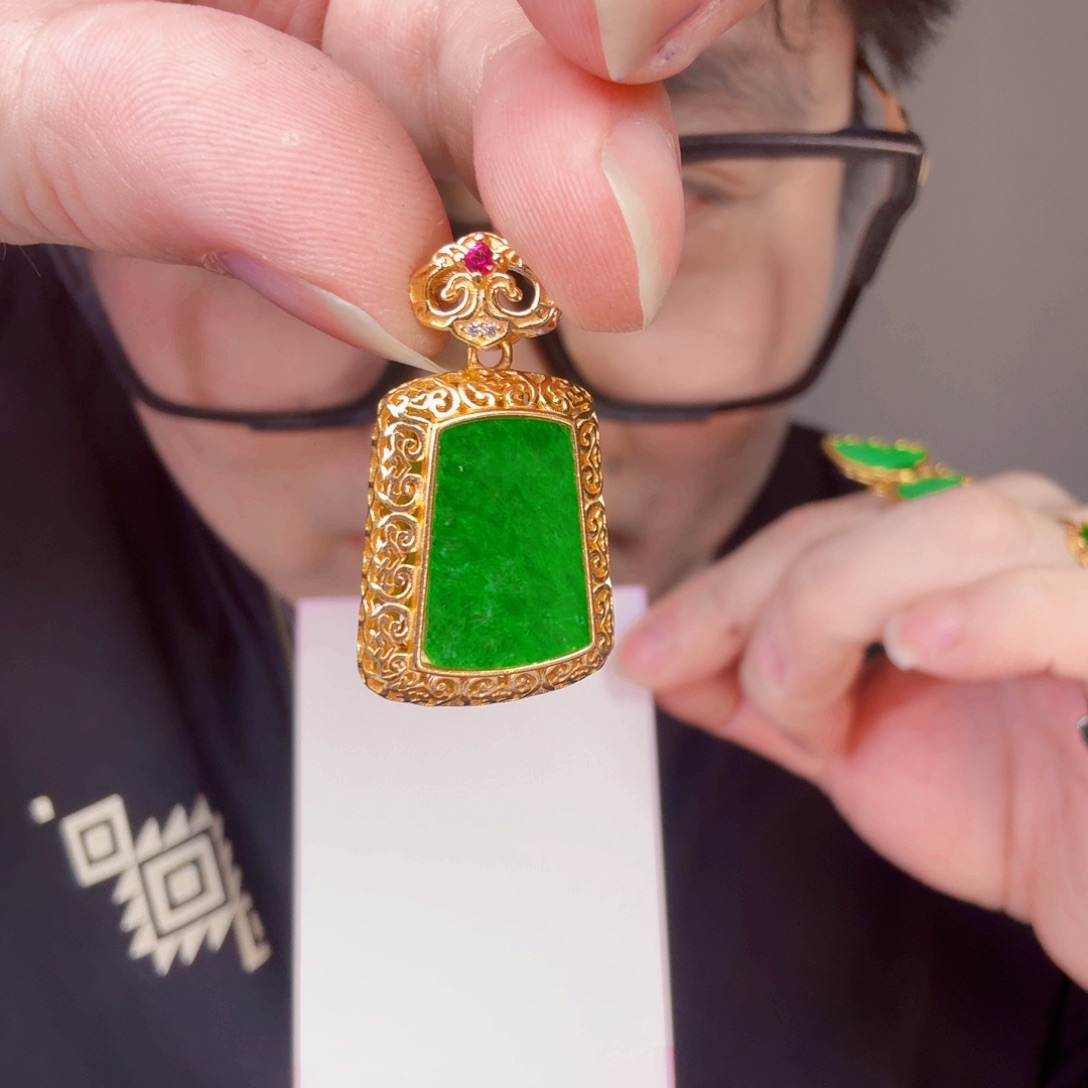 翡翠未镶嵌颈饰一件