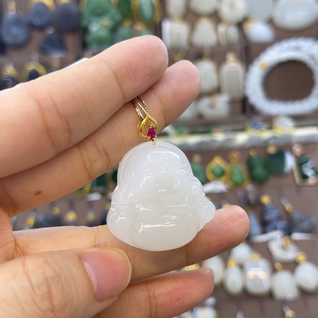 和田玉18K金镶嵌吊坠