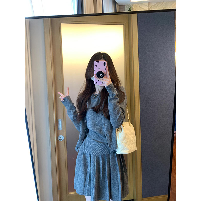 简约时尚高级感修身打底T恤长袖针织开衫高腰显瘦百褶短裙三件套