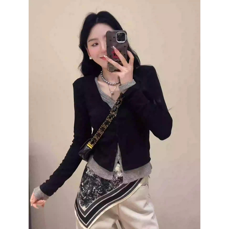 独特漂亮咖色V领假两件打底T恤女春季超好看短款内搭气质长袖上衣