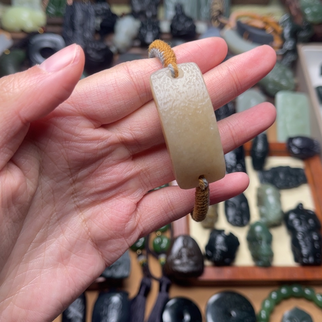 和田玉未镶嵌把件