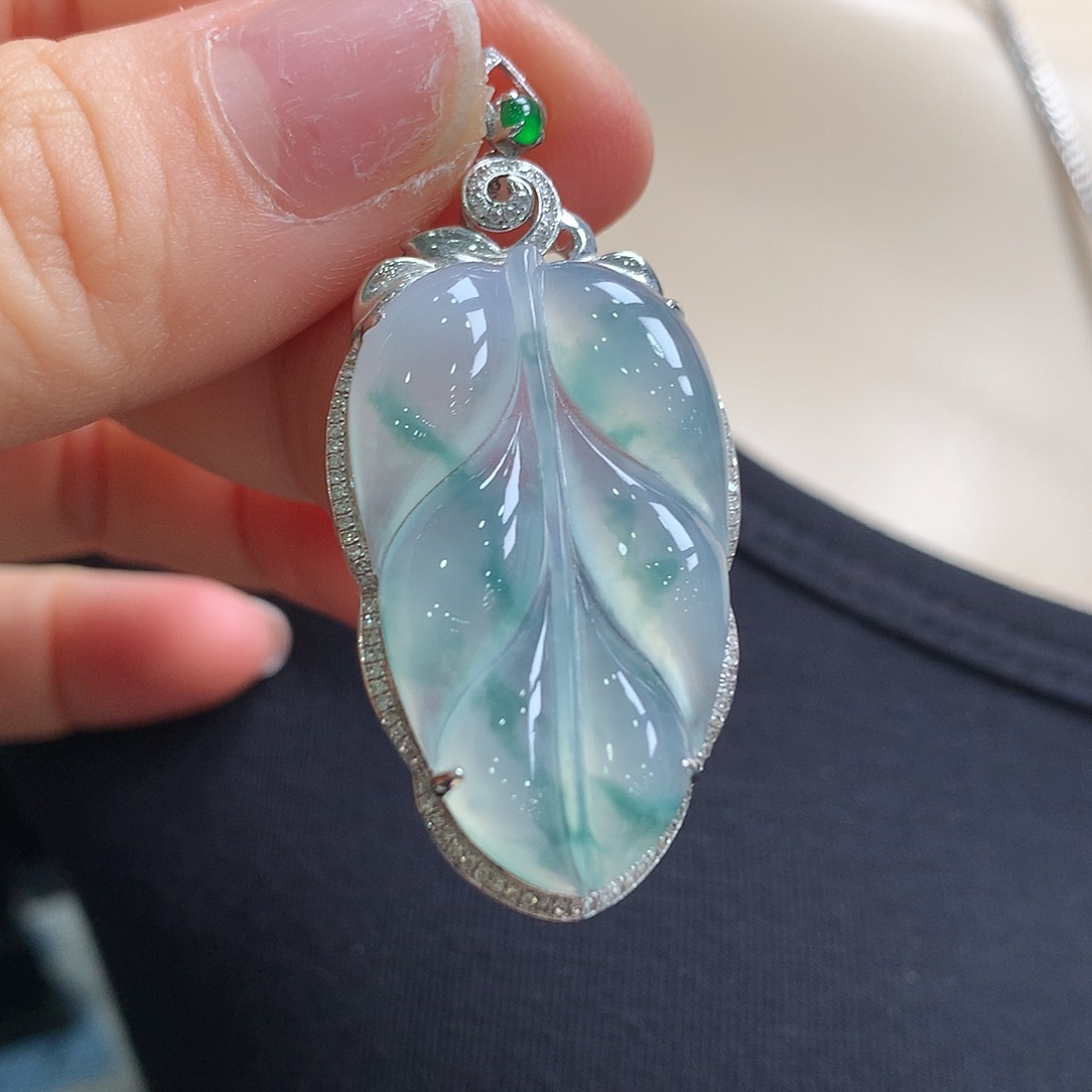 翡翠18K金镶嵌颈饰叶子