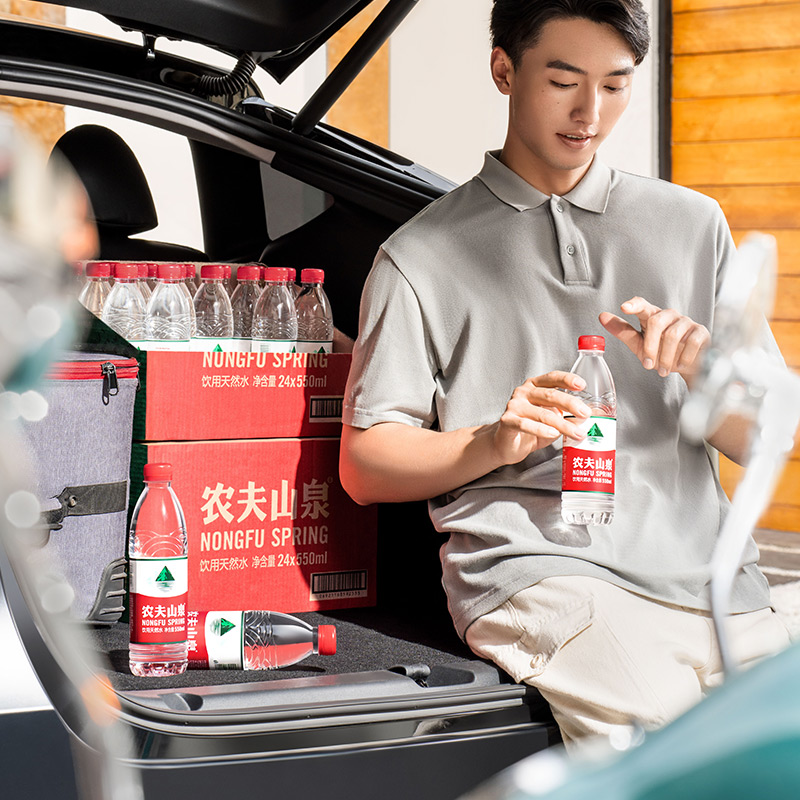 【饮用水】农夫山泉 饮用天然水 550ml/瓶（新老包装随机发）居家办公常备夏日