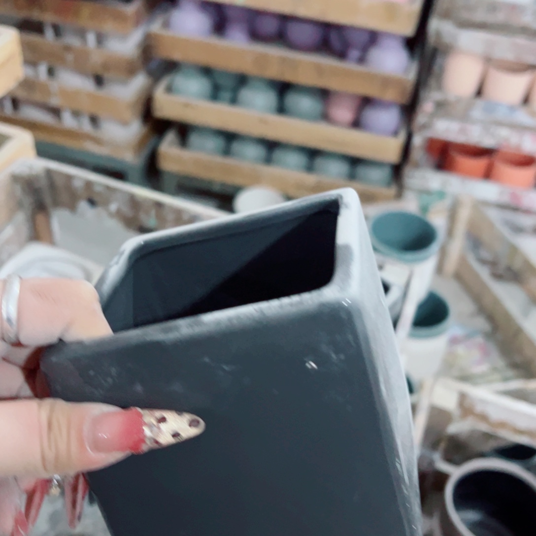 有孔，陶瓷花盆满10米包邮发货。微瑕介意慎拍