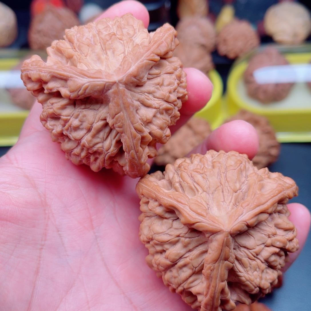 文玩核桃把件麒麟纹官帽三棱奔53×53×52