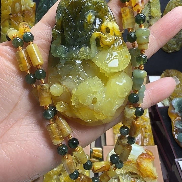 蛇纹石玉未镶嵌颈饰