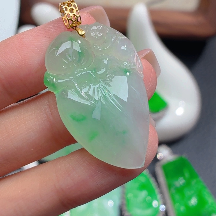 颈饰18K金镶嵌翡翠