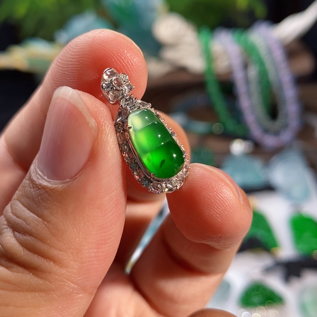 翡翠颈饰18K金镶嵌高冰绿福豆