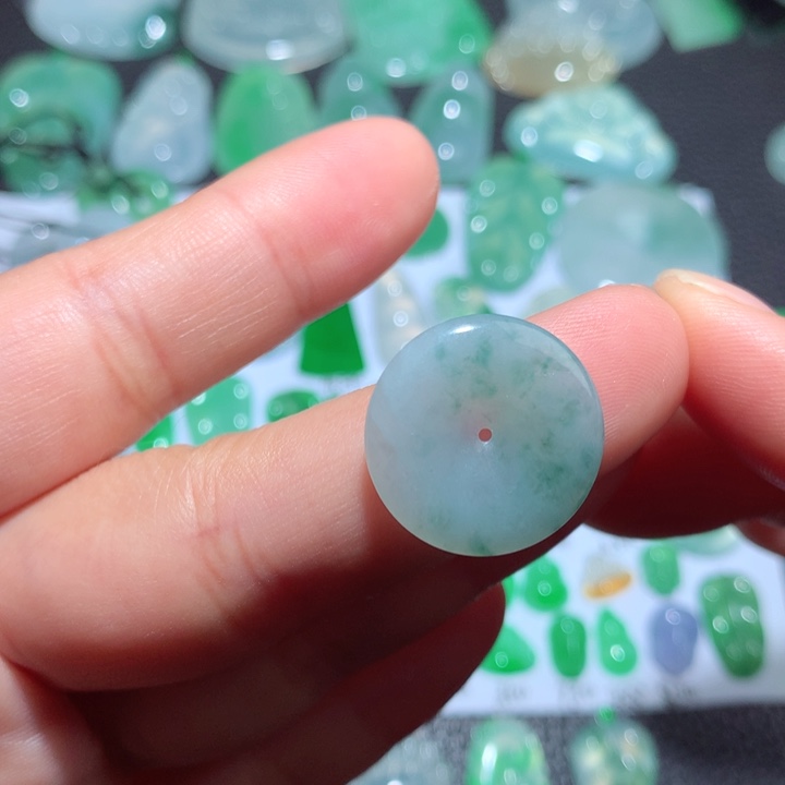 翡翠颈饰未镶嵌天然翡翠平安扣