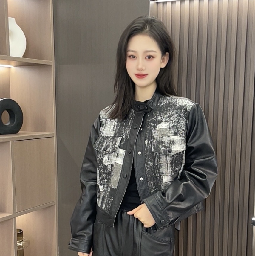 【薪多多推荐】 短款时尚满印提花黑色常规款外套女-DUODUO-Q398