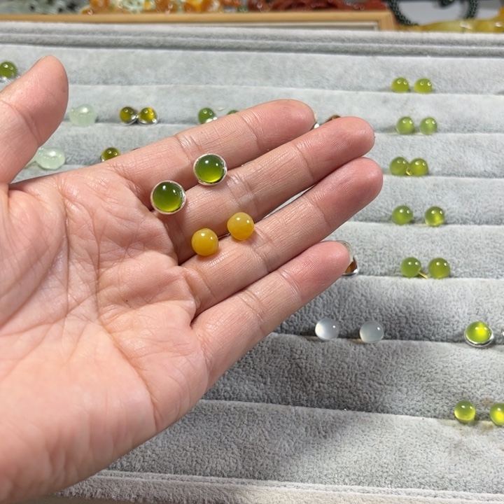 蛇纹石玉耳饰合金