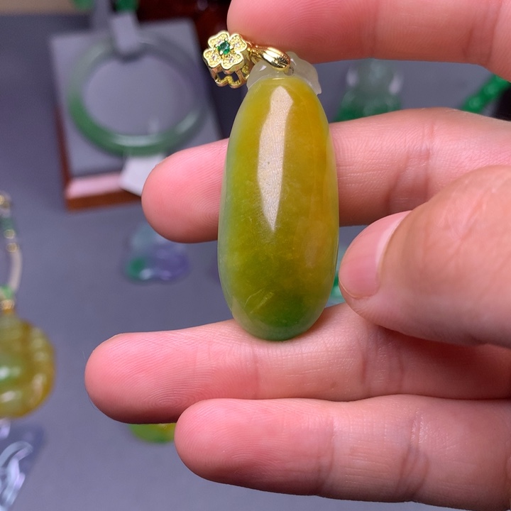 翡翠未镶嵌吊坠(赠链)