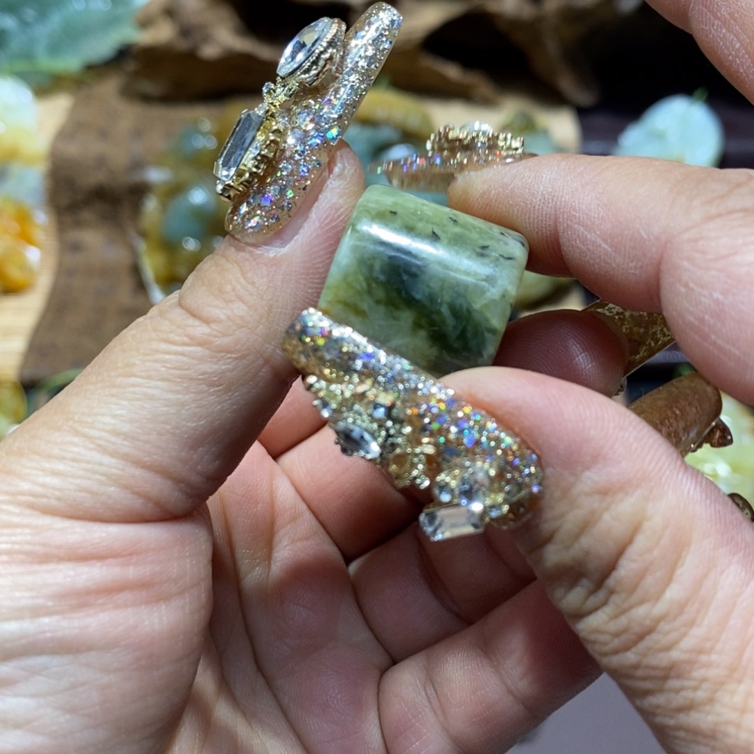 蛇纹石玉颈饰未镶嵌