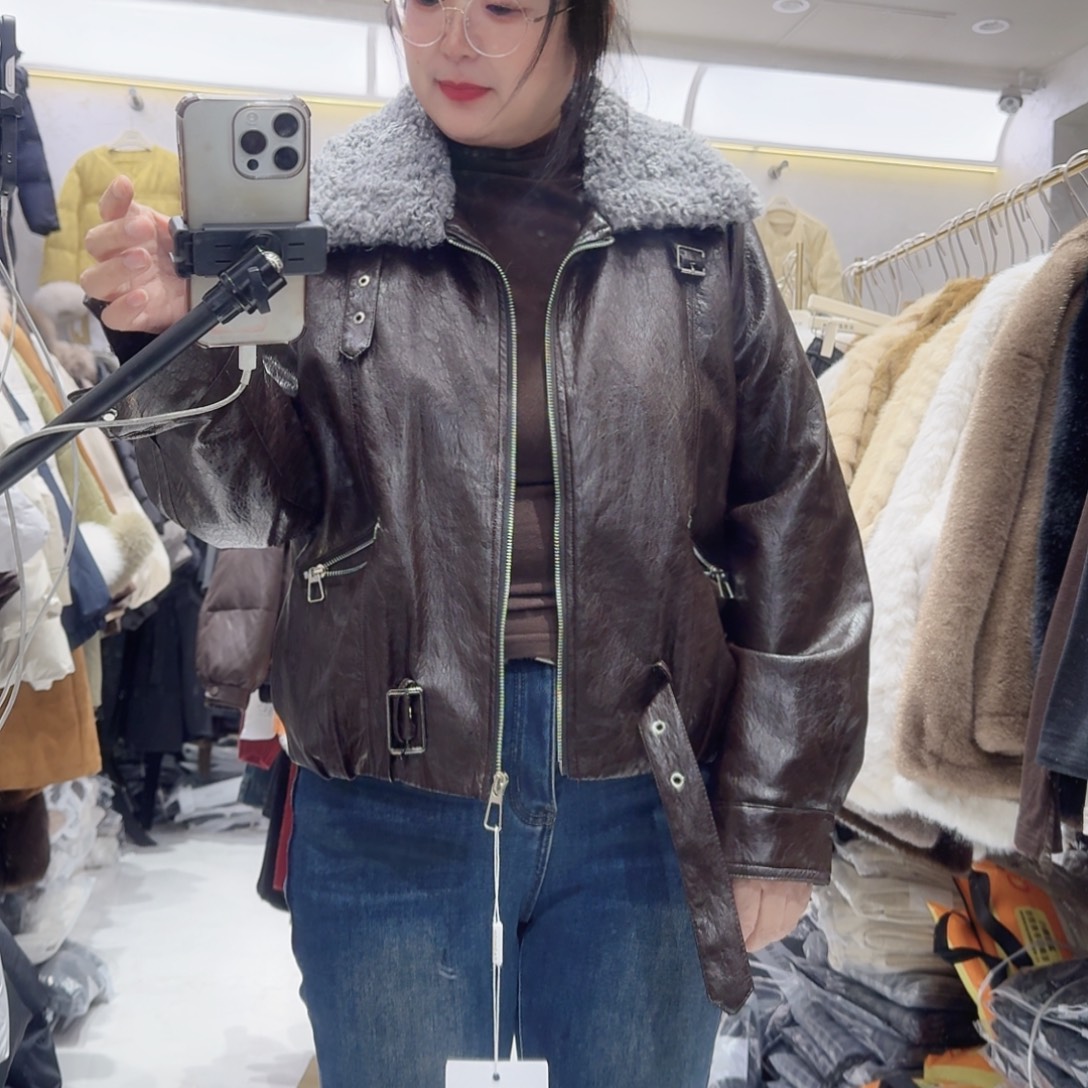 三醋酯纤维大家把咖色的皮衣挺好穿，挺暖的