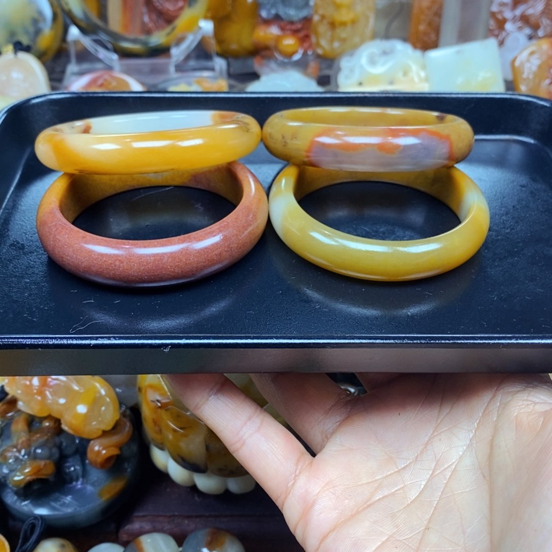 石英质玉（黄龙玉）颈饰未镶嵌