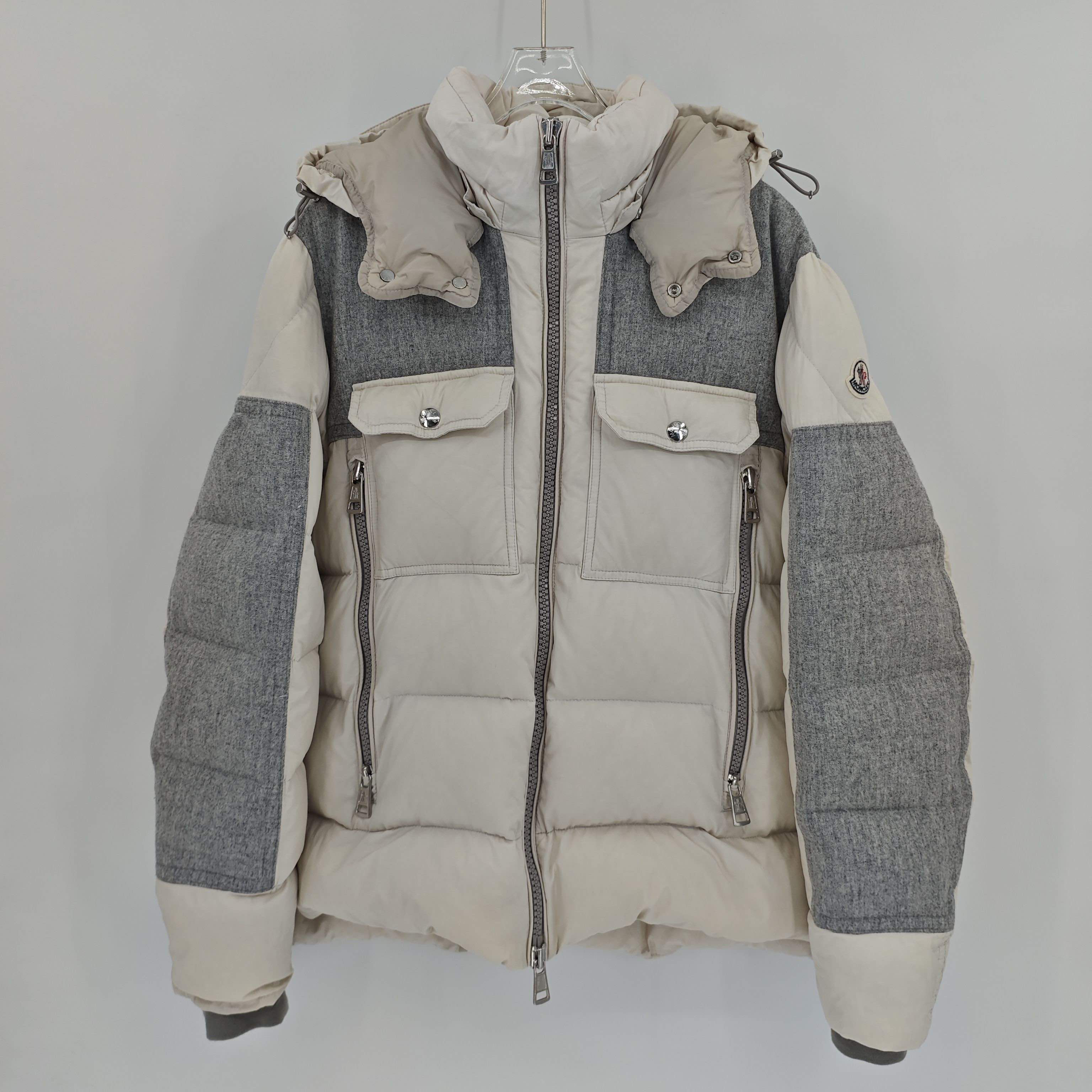 99新 MONCLER 奶白色拼接连帽徽标刺绣羽绒服/3码/Sw24844