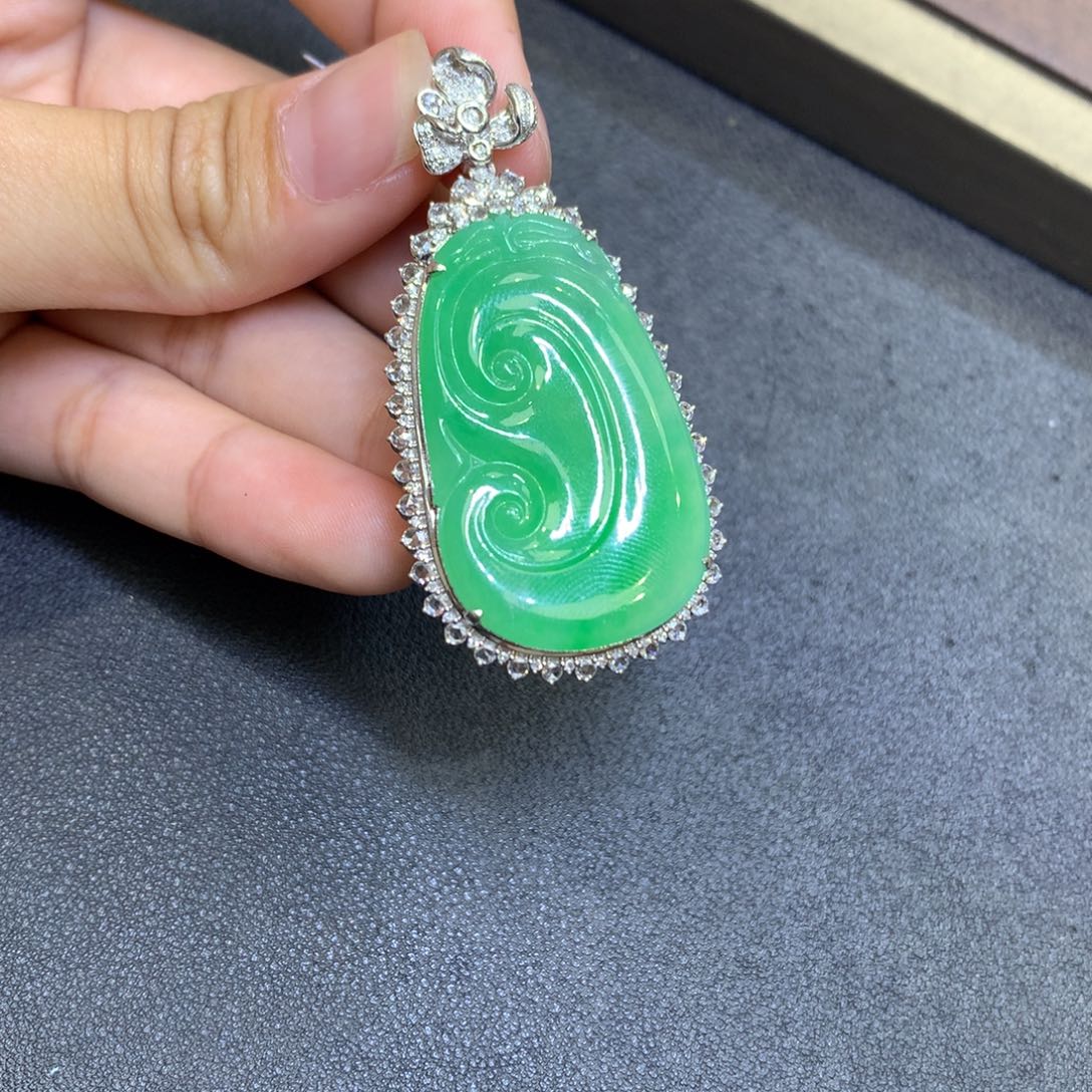 翡翠18K金镶嵌颈饰翡翠