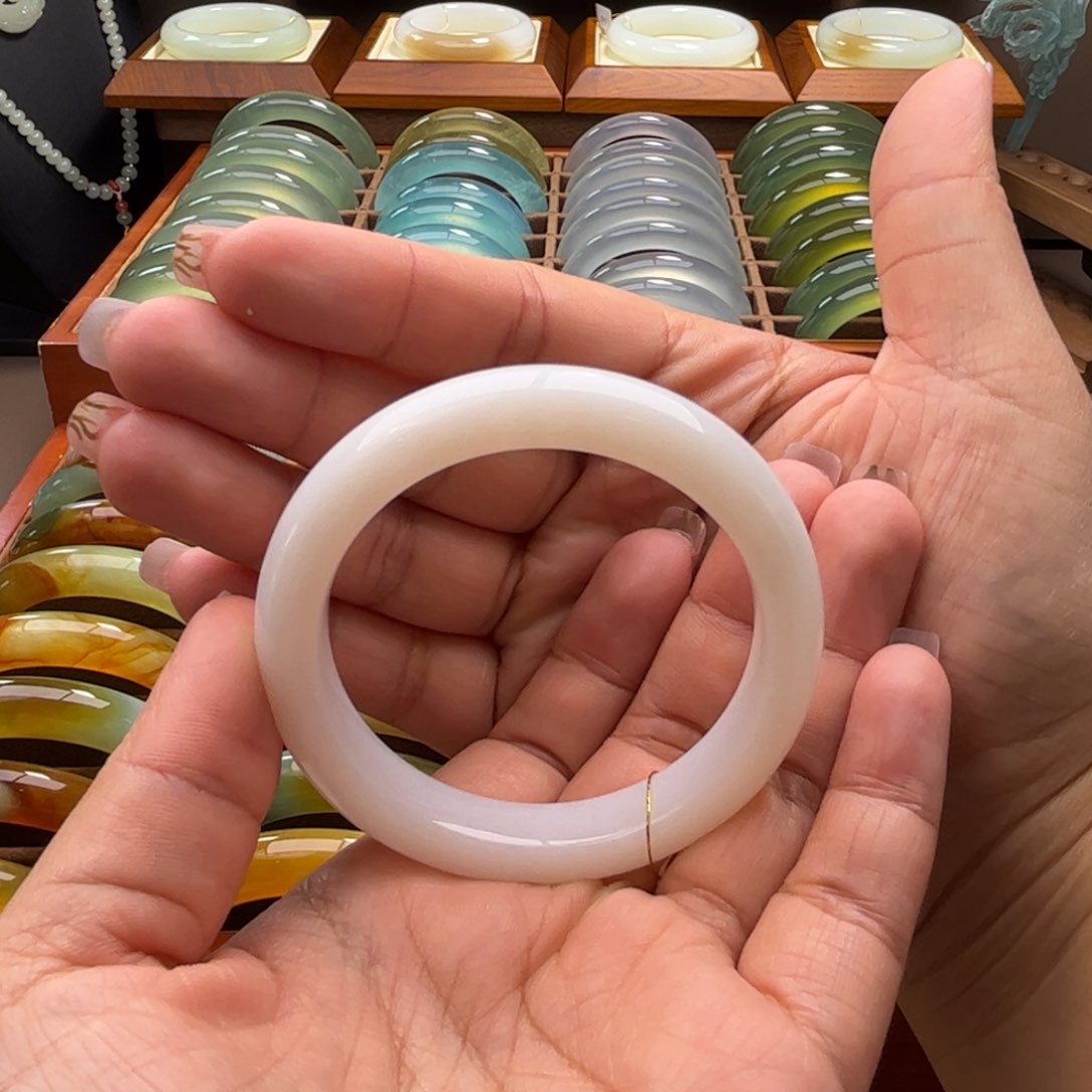 和田玉手镯未镶嵌