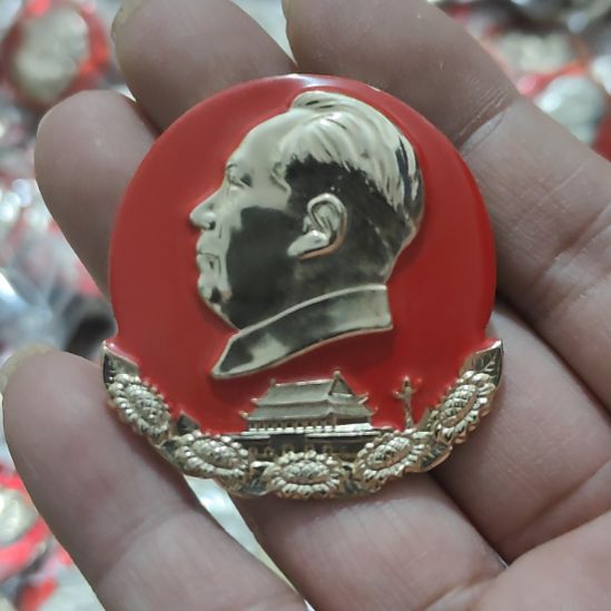 福***长其他普通金属圆形红色人物像章