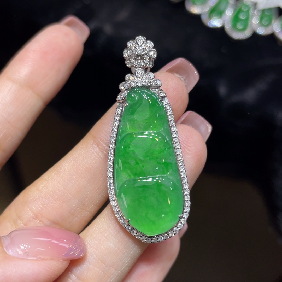 翡翠18K金镶嵌颈饰天然缅甸翡翠