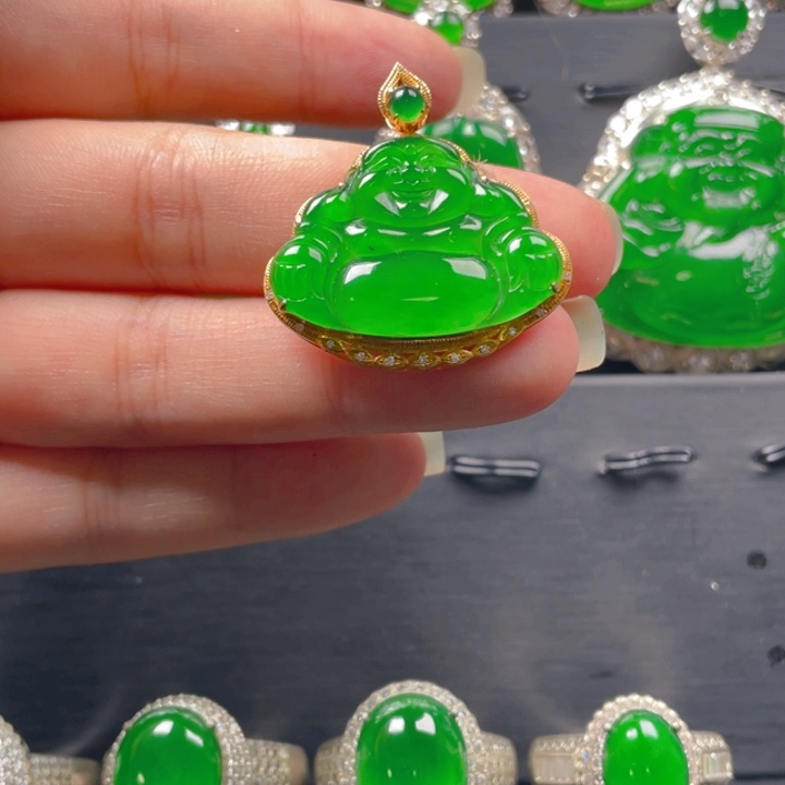 翡翠18K金镶嵌颈饰翡翠吊坠
