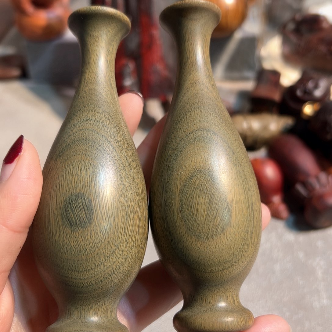 维腊木（绿檀）绿檀木料小花瓶两个