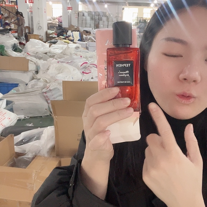 莫测佳人用香水。啦啦啦