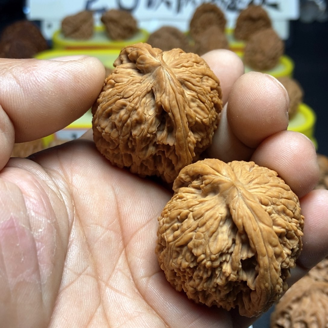 文玩核桃把件汤**叔南疆石