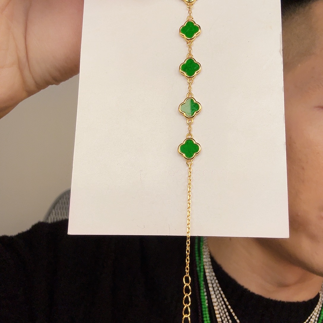 翡翠未镶嵌颈饰一件