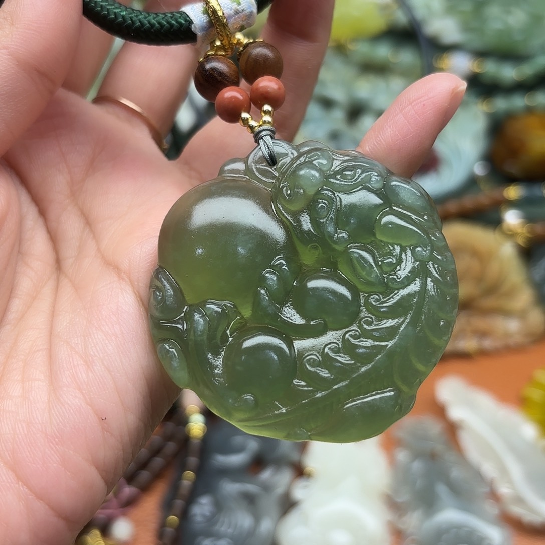 蛇纹石玉未镶嵌颈饰