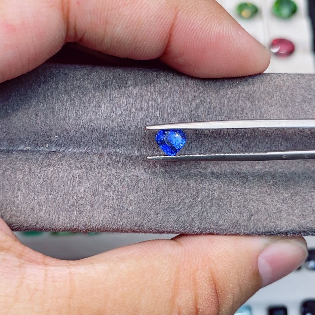 蓝宝石裸石未镶嵌蓝宝石98分