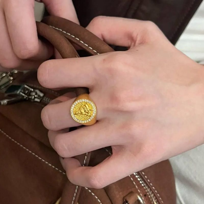 铜合金戒指  黄财神复古古法金色雕刻镶嵌女王牌时尚指环